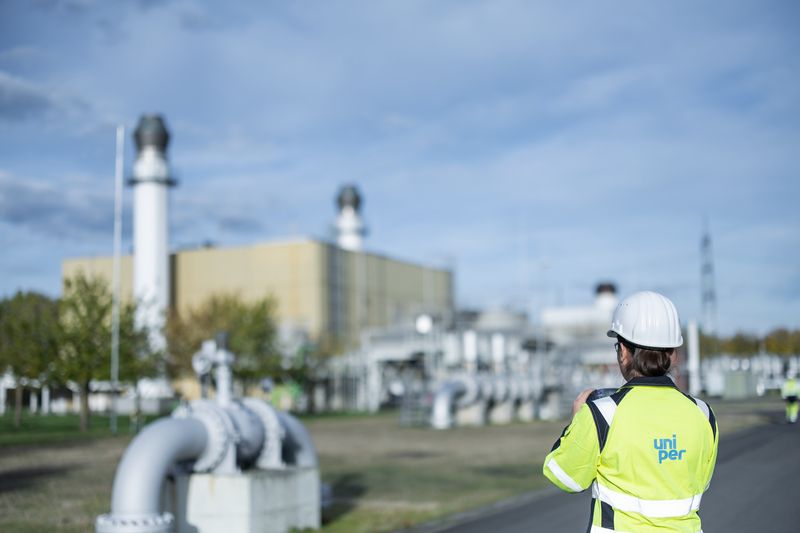 Epe gas storage facility: Worker looking at gas detection device