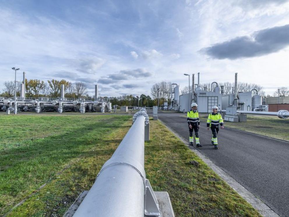 Epe gas storage facility: two people walking next to a pipeline
