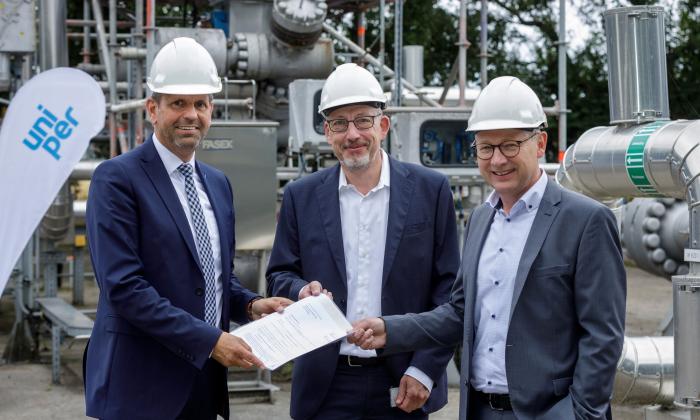 Foto mit dem Föderbescheid für das H2-Speicherprojekt in Krummhörn
