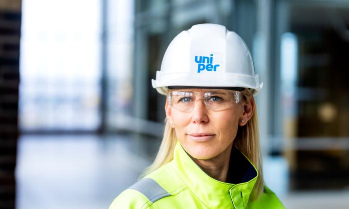 Woman with helmet and safety goggles in a Uniper power plant
