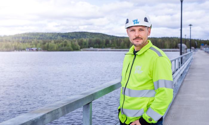 Uniper Worker looking at the camera by the water