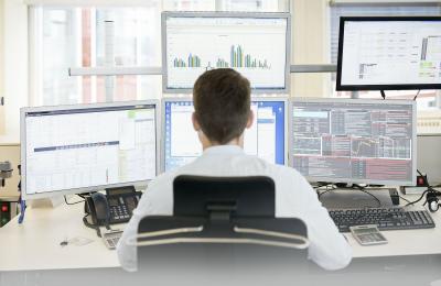 Employee looking at computer screens at the Uniper office in Düsseldorf