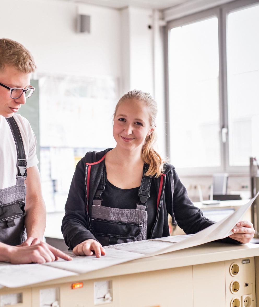 Männlicher und weibliche Auszubildende:r in einer Uniper-Werkstatt