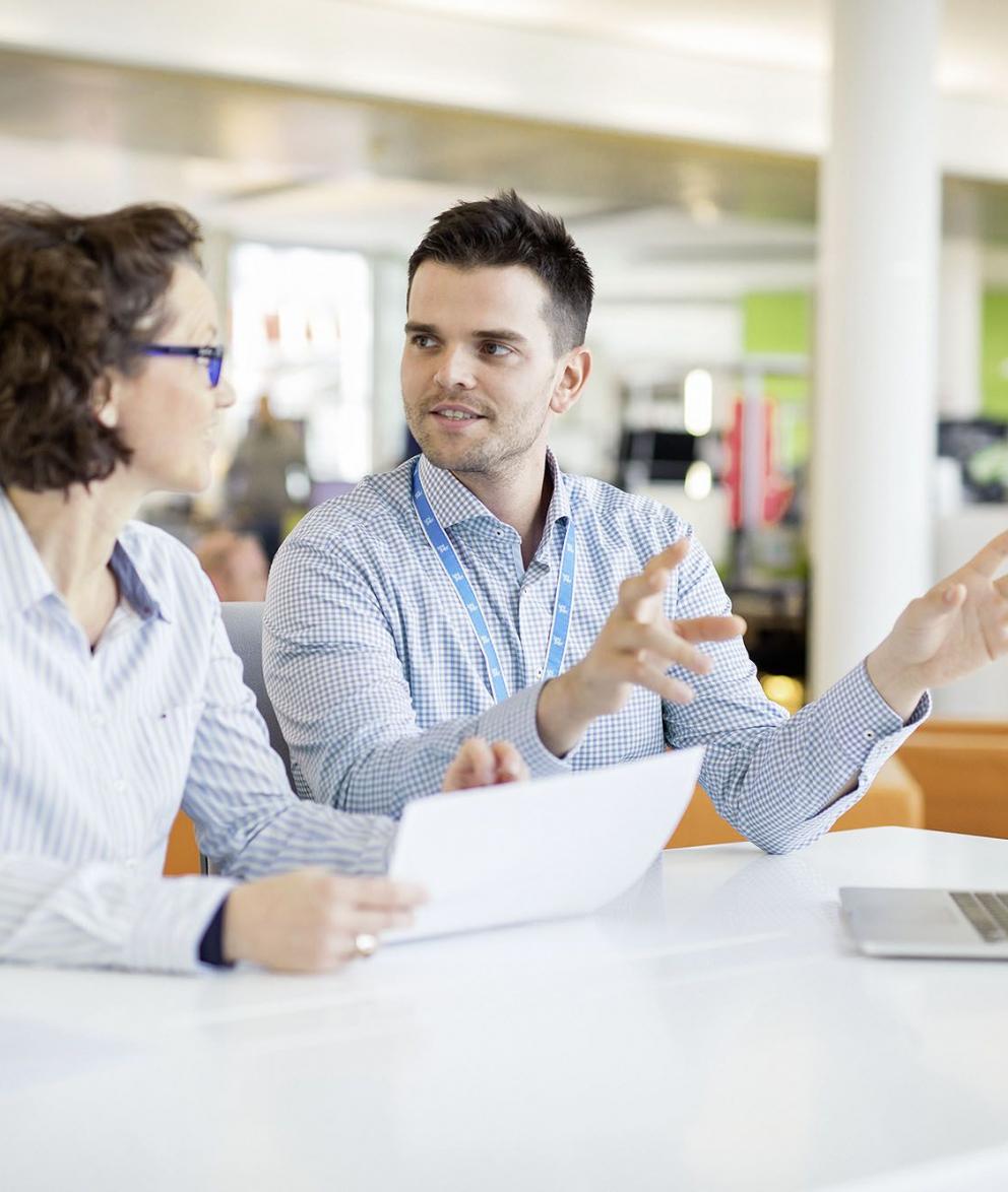 Two employees in conversation at the Uniper office in Düsseldorf
