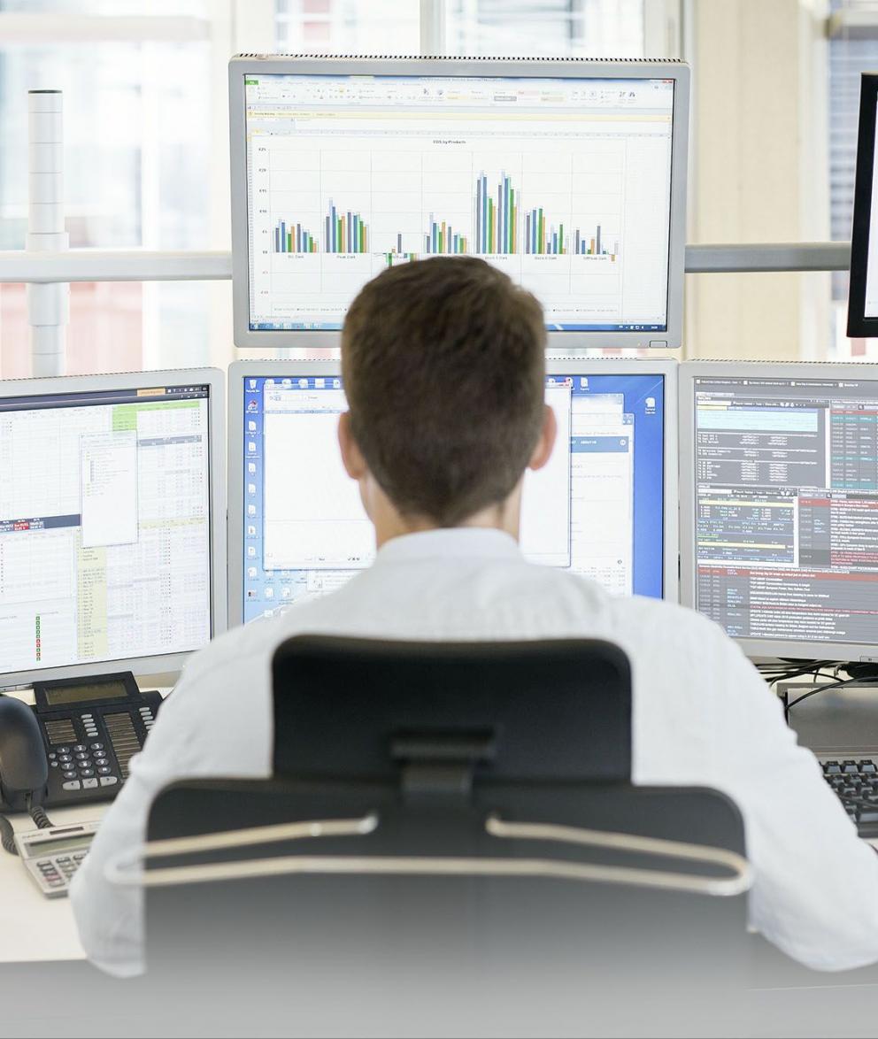 Employee looking at computer screens at the Uniper office in Düsseldorf