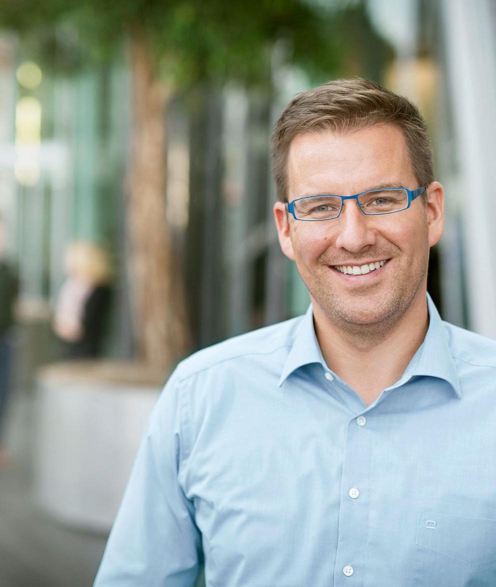 Employee smiling outside the Uniper office in Düsseldorf