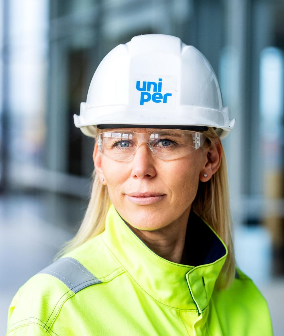 Frau mit Helm und Sicherheitsbrille in einem Uniper Kraftwerk