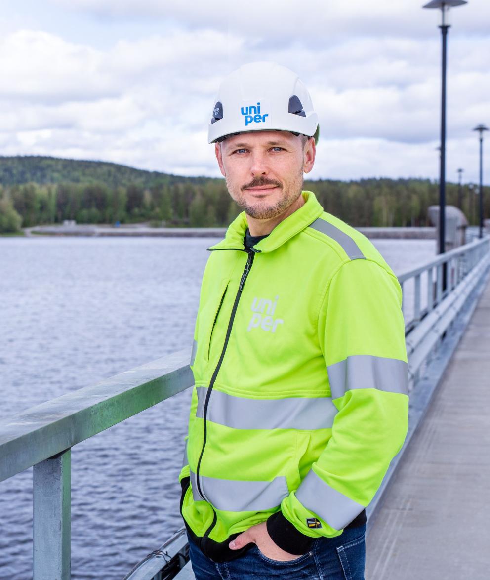 Uniper Worker looking at the camera by the water