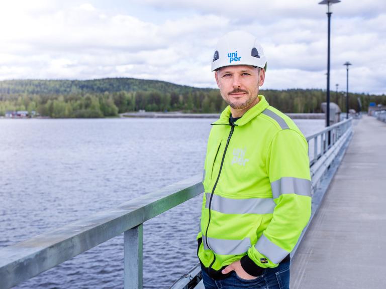 Uniper Worker looking at the camera by the water