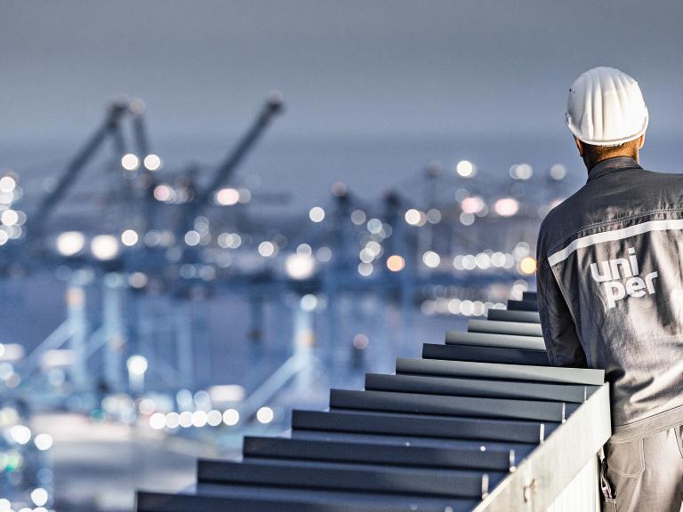 Uniper employee watching harbour
