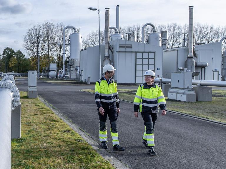 Two Uniper employees walking around a power plant