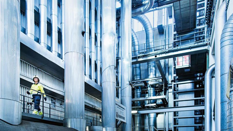 Uniper Engineer walking through an Energy Storage unit in Etzel, Germany