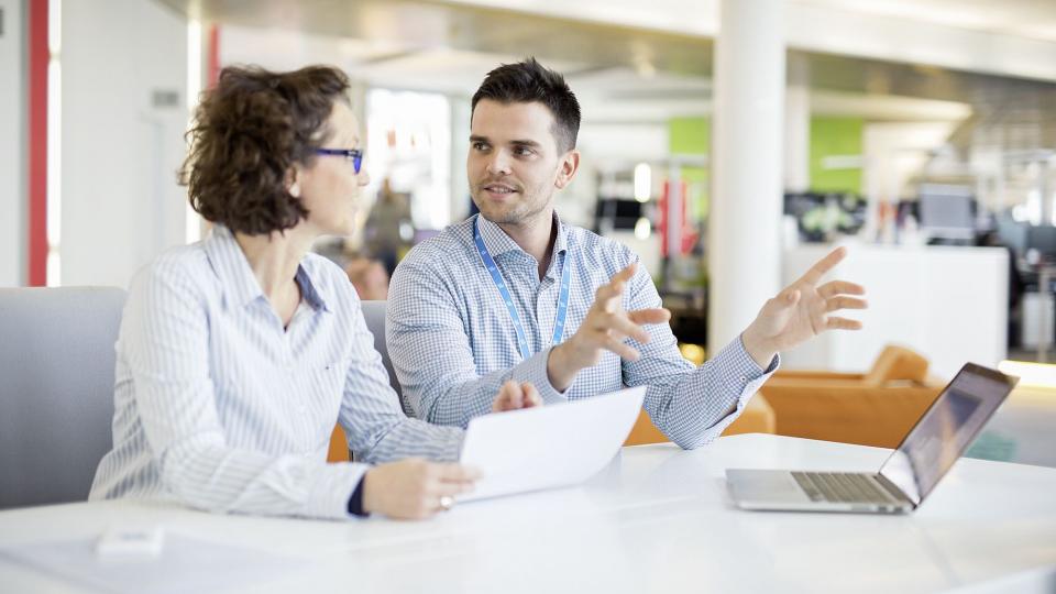 Two employees in conversation at the Uniper office in Düsseldorf