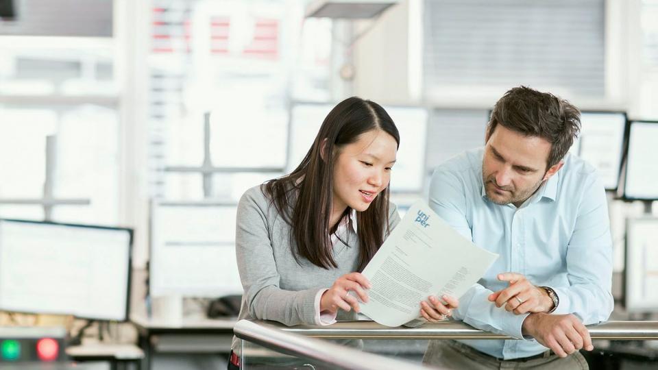 Two employees in conversation at the Uniper office in Düsseldorf