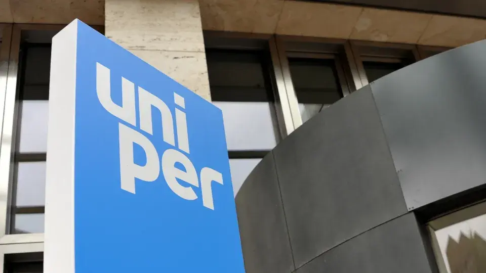 The Uniper logo displayed on a sign outside a modern building, with a combination of glass and dark metal elements.