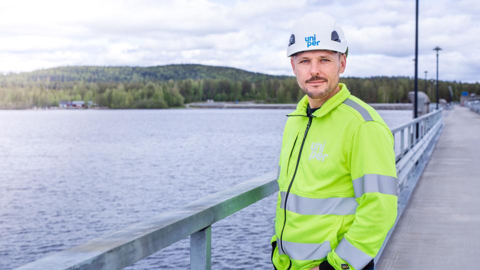 Uniper Worker looking at the camera by the water