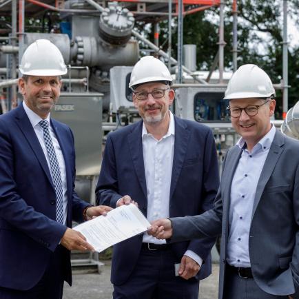 Foto mit dem Föderbescheid für das H2-Speicherprojekt in Krummhörn