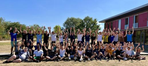 Gruppenbild von 50 neuen Auszubildenen in der Welcome Week zum Start ihrer Ausbildung bei Uniper in Xanten