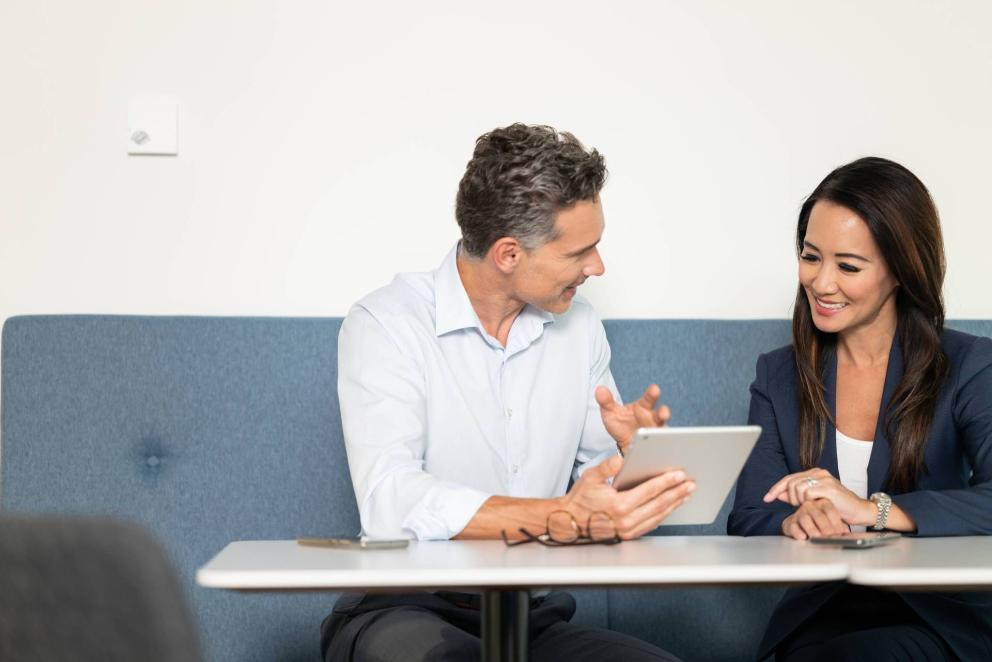 Uniper customer receiving a demonstration of some Uniper digital products