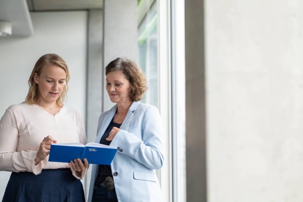 Two Uniper colleagues work together