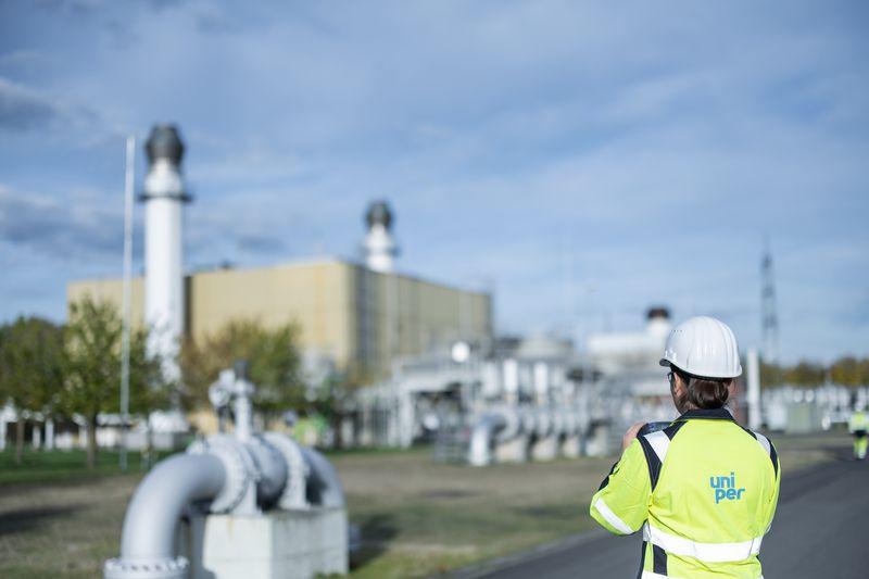 Epe gas storage facility: Worker looking at gas detection device