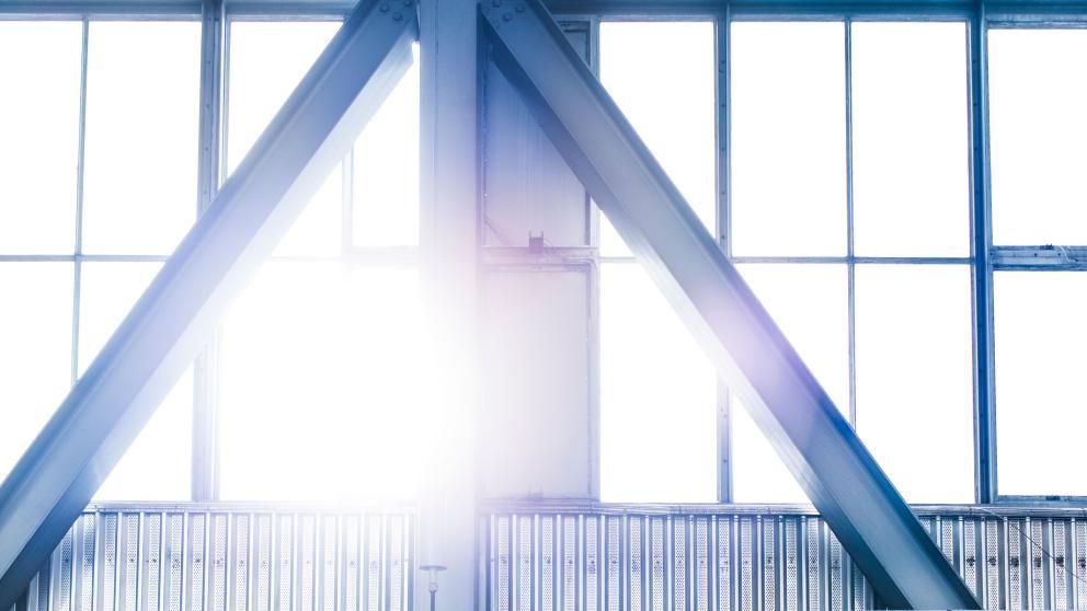 Solljus genom fönster på Karlshamnsverket | Uniper