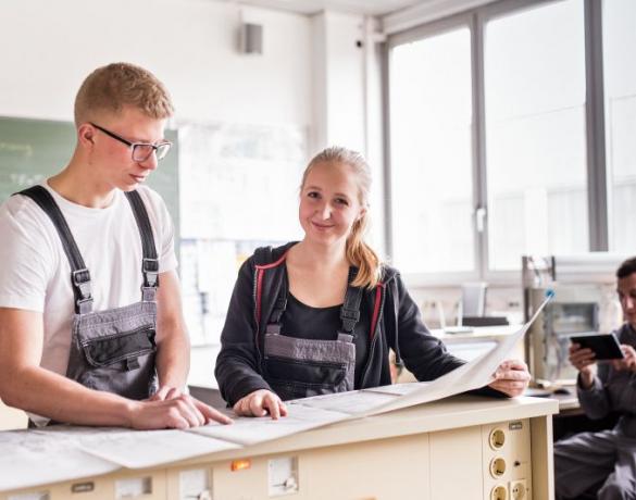 Männlicher und weibliche Auszubildende:r in einer Uniper-Werkstatt