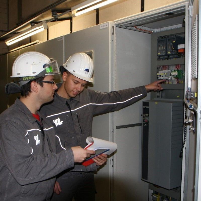  Lars und Marcel - Elektroniker für Betriebstechnik