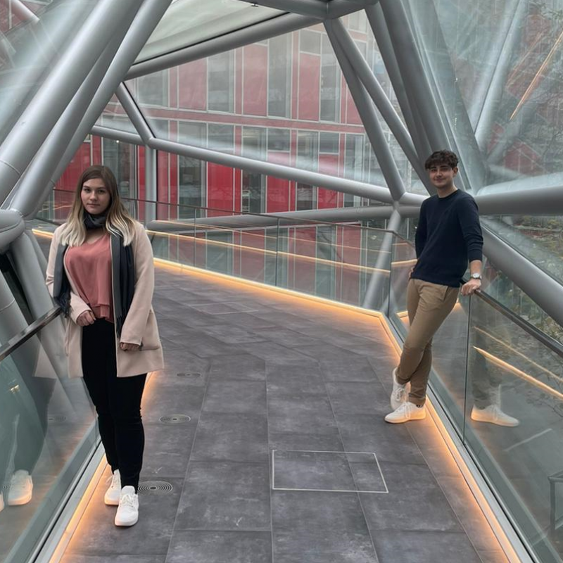Jennifer and Simon, Veranstaltungskaufleute