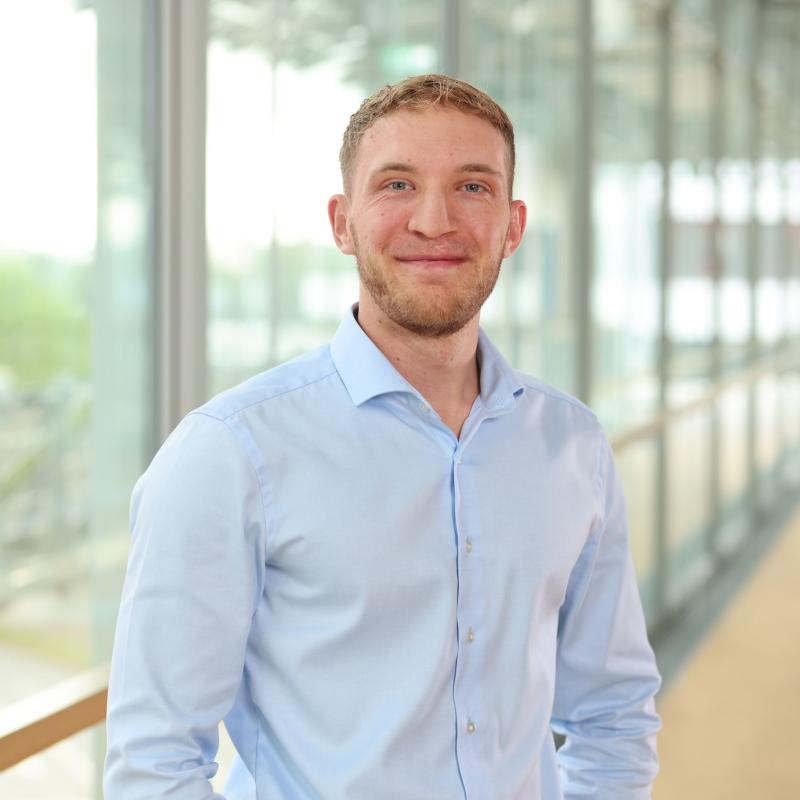 Portrait photo of Uniper trainee at the Düsseldorf Headquarters