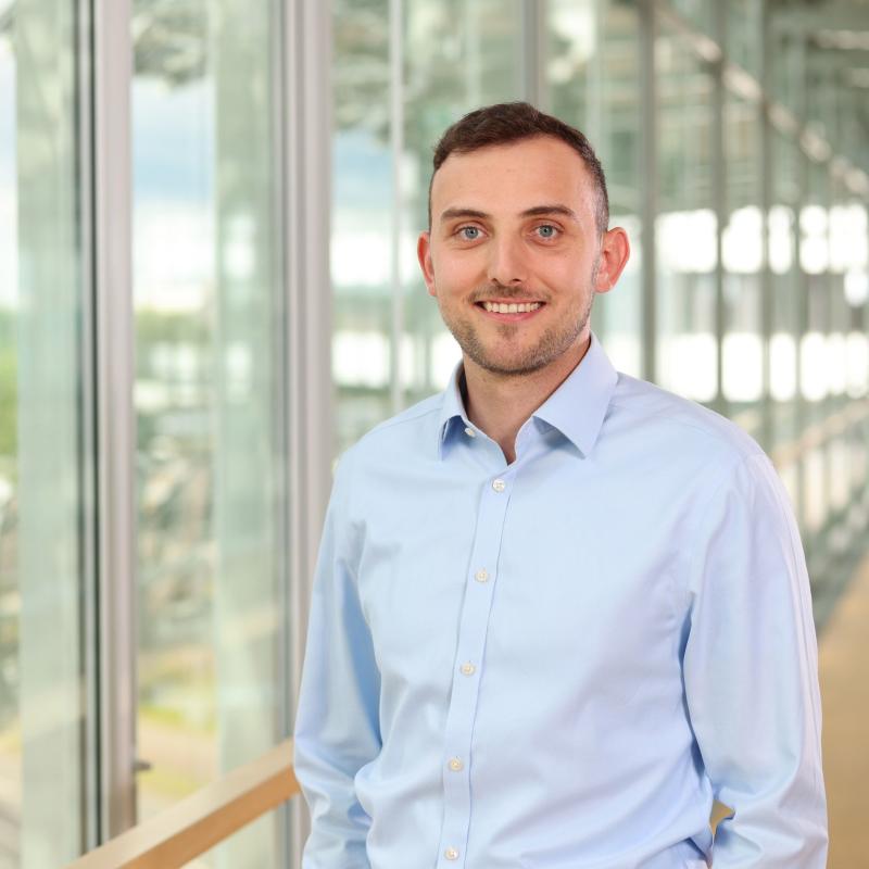 Portrait photo of Uniper trainee at the Düsseldorf Headquarters